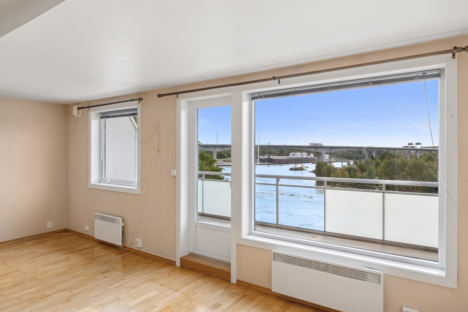 Det er adkomst til en av balkongene fra stuen - her har du en fantastisk utsikt over Glomma Galleribilde