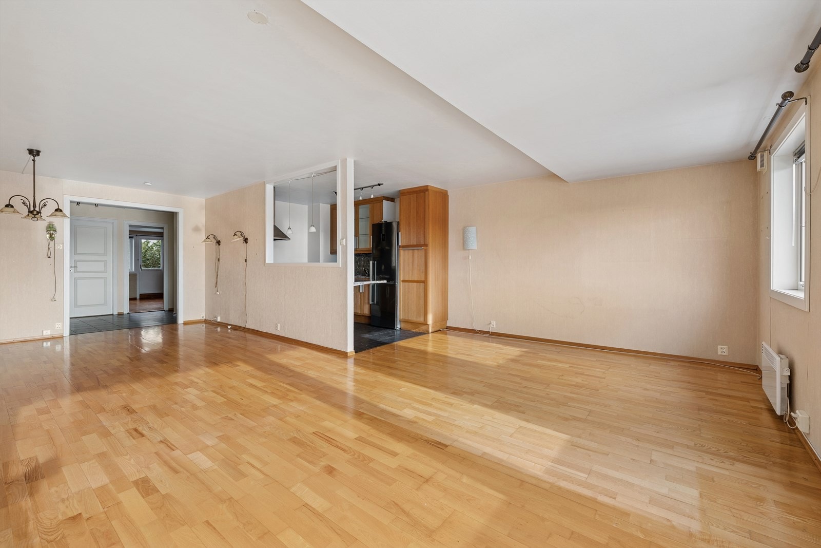 Romslig stuedel gir flere møbleringsmuligheter Galleribilde