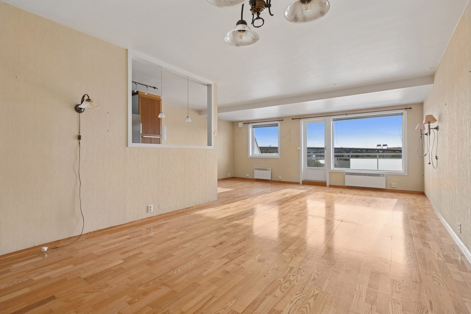 Stue og kjøkken i delvis åpen løsning Galleribilde