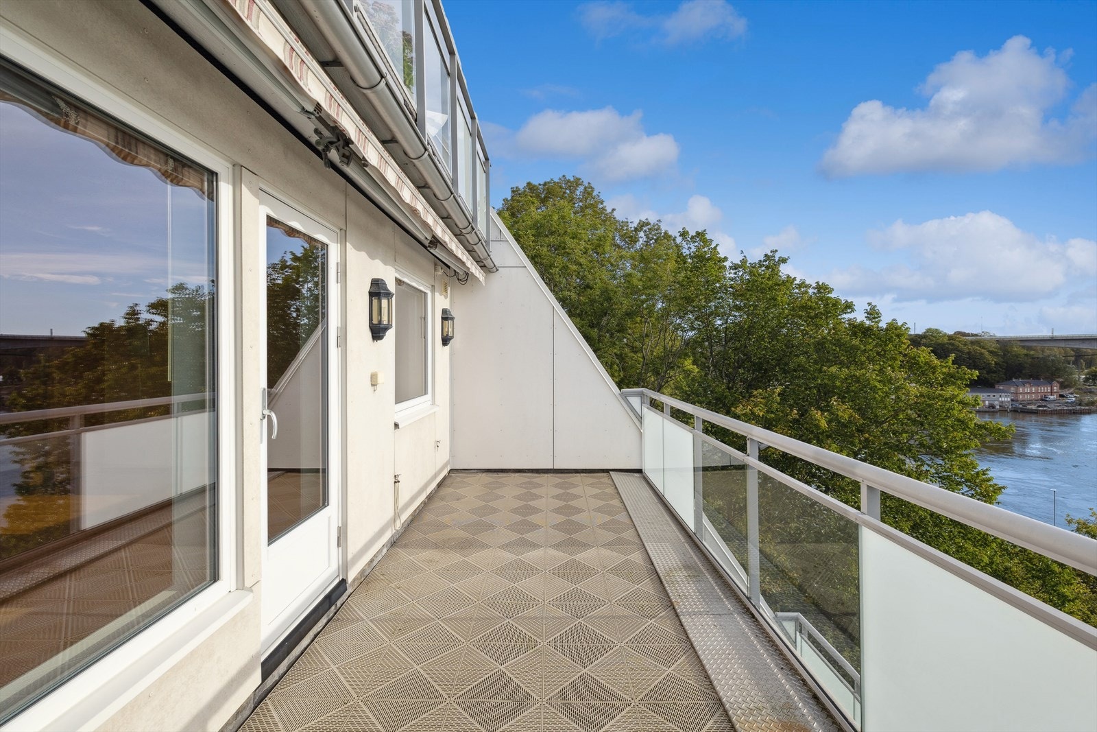 Det følger med balkong på begge sider av leiligheten Galleribilde