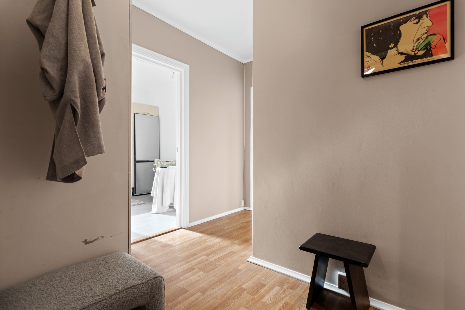 Romslig entré med behagelige brun/beige fargevalg Galleribilde