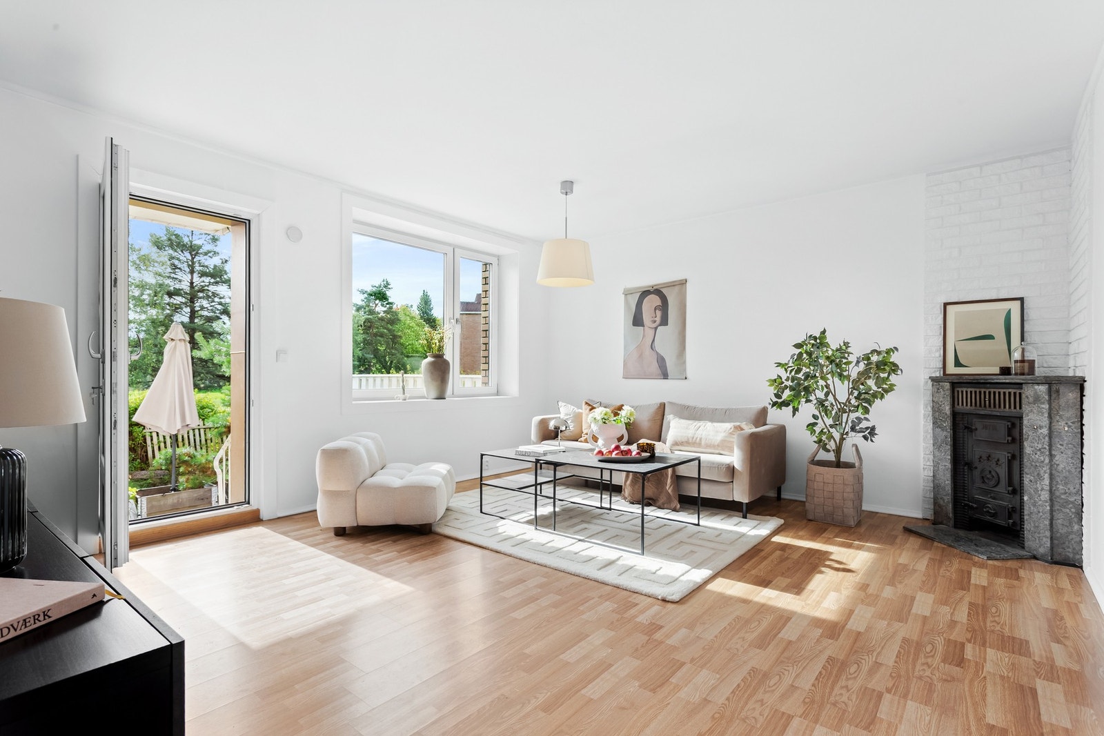 Stuen er lys og luftig med plass til møblering i soner Galleribilde