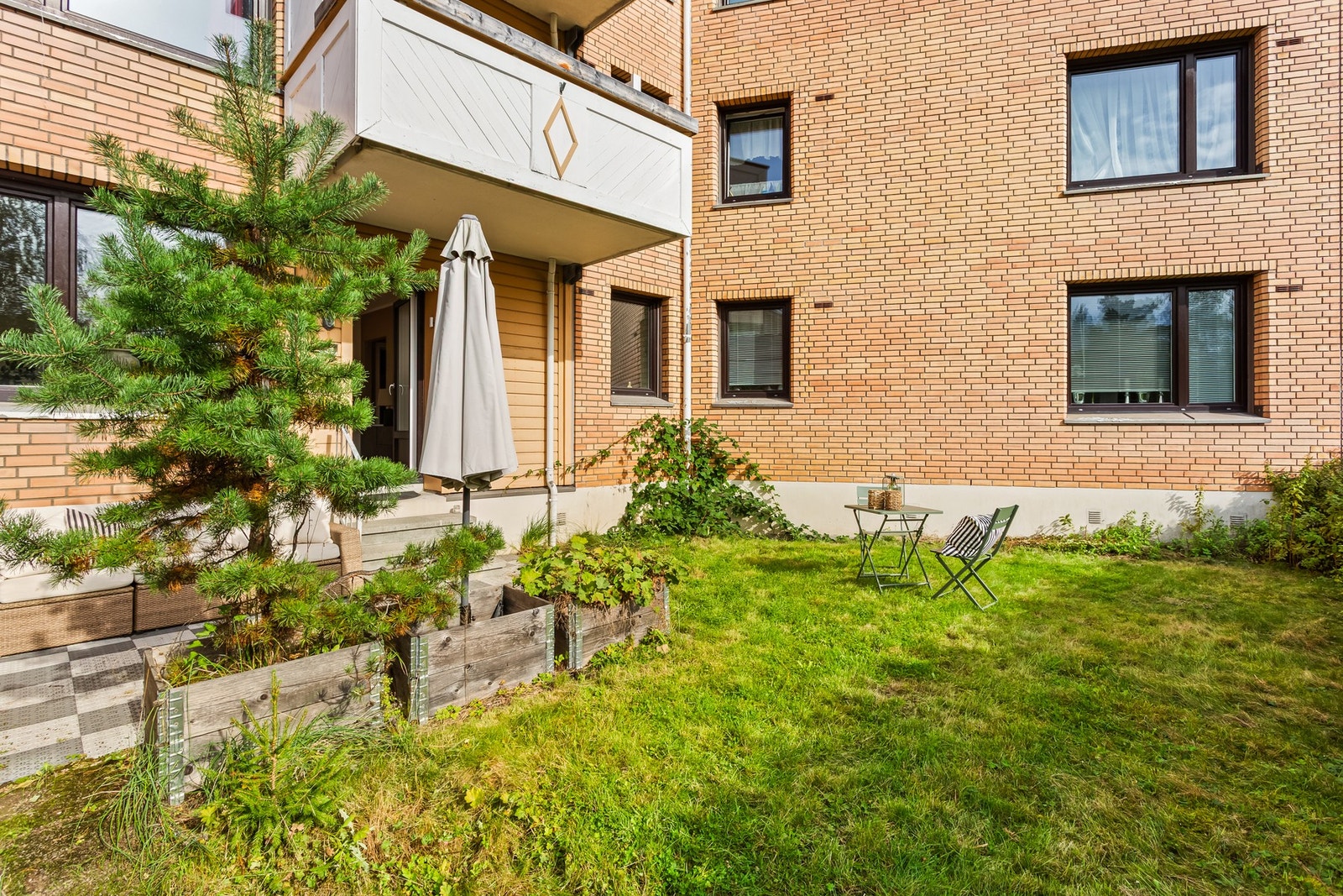 Uteplassen er i sin helhet målt opp til 64m² og ligger skjrmet til i hjørnet Galleribilde