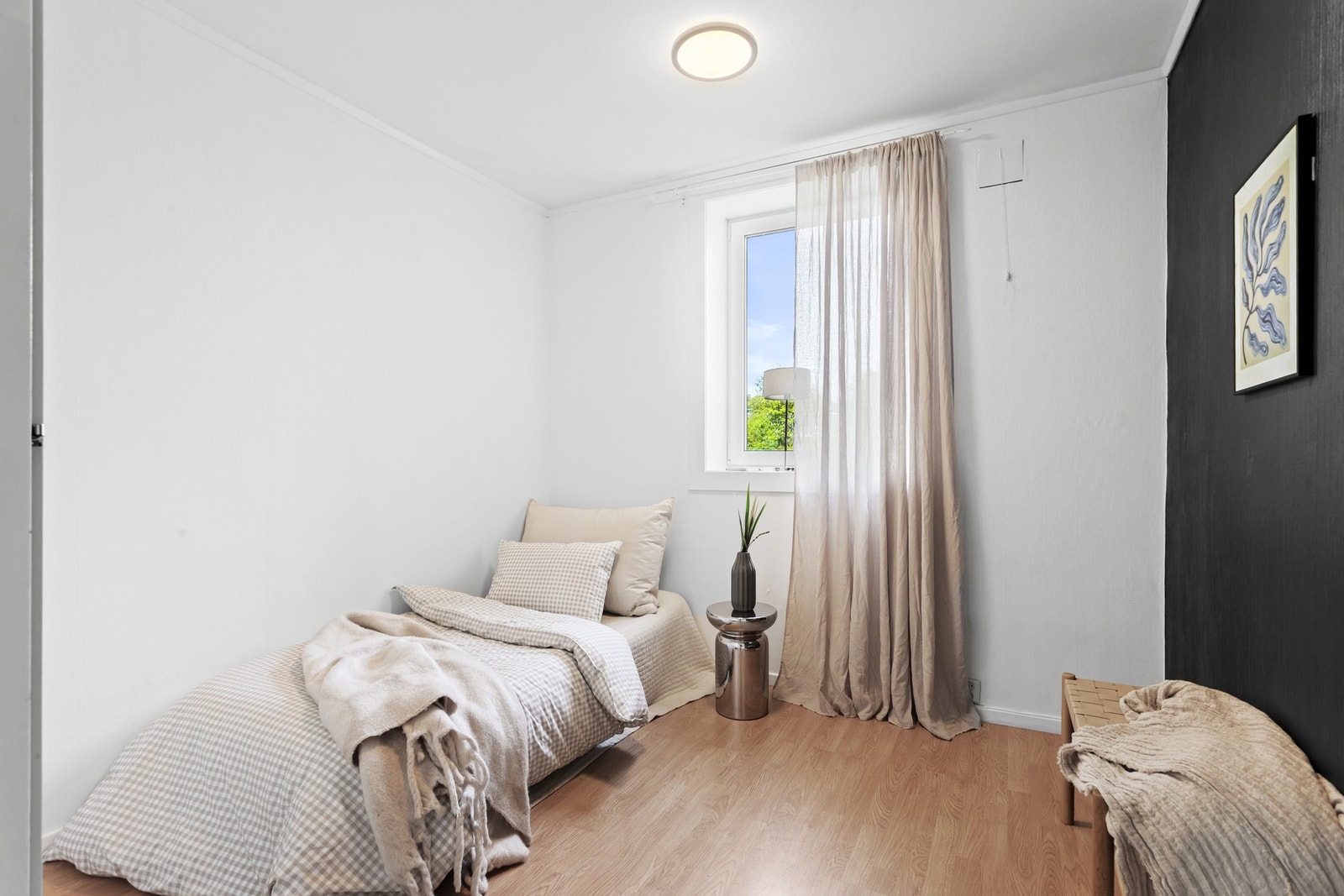 Soverom 2 er av god størrelse og gjør boligen ypperlig for både barnefamilier og vennepar. Galleribilde