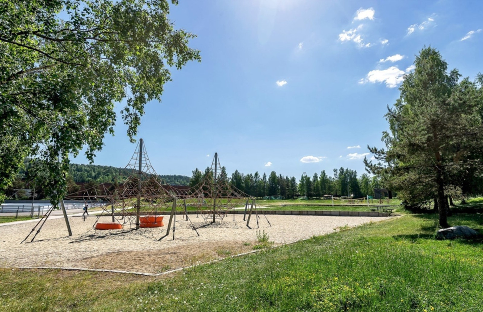 Dette er en utendørs idrettspark med 7`er kunstgressbane, idrettslekeplass med treningsutstyr og lekeplass. På vinteren er det egen kunstisbane. Galleribilde