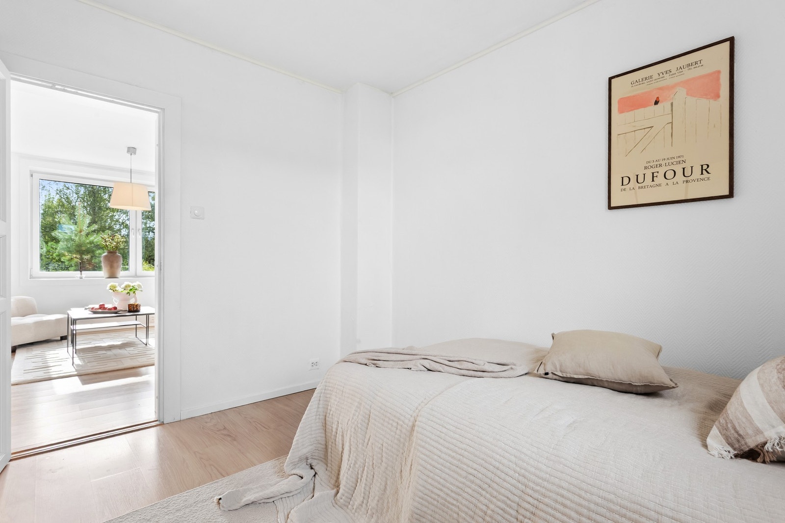 Rommet har glatte nymalte veggflater og lister samt lyst laminatgulv Galleribilde