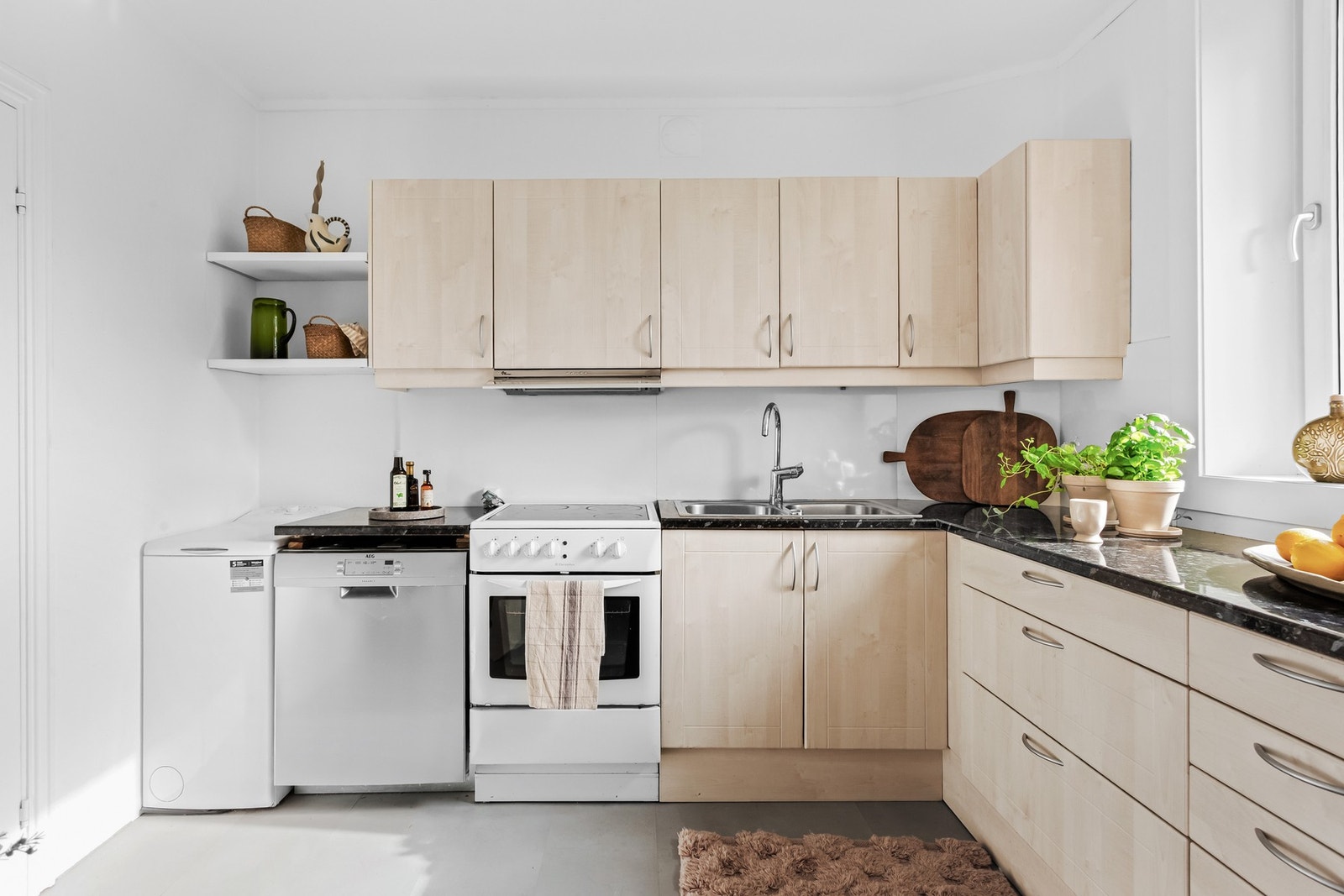 Godt med arbeidsplass og oppbevaring Galleribilde