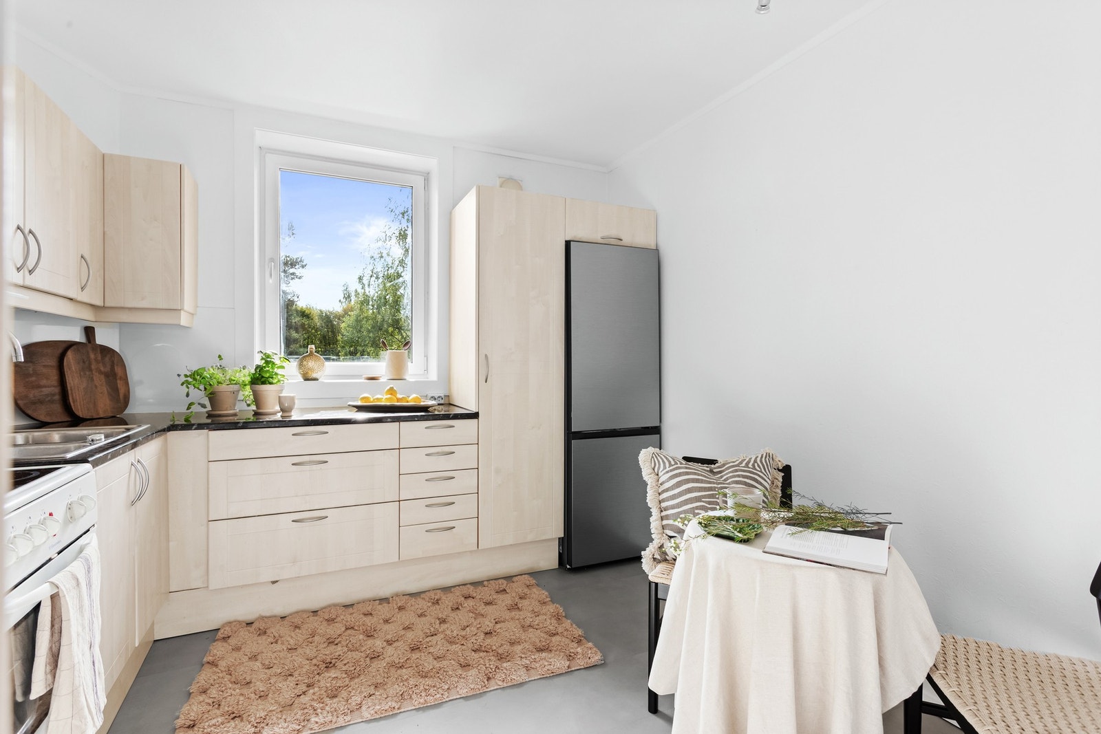 Det er fin plass til spisebord i eget hjørne Galleribilde