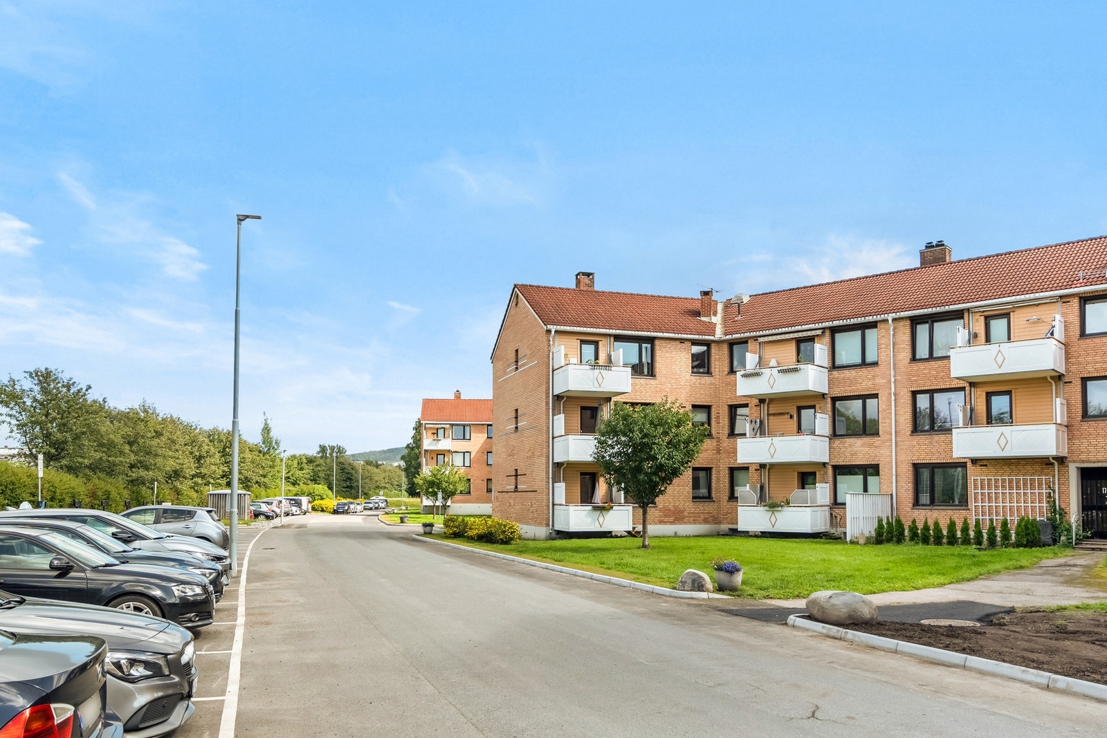 Beboere kan registrere sin bil og få p-plass utenfor med og uten EL-lader. Det er også gjesteparkering Galleribilde
