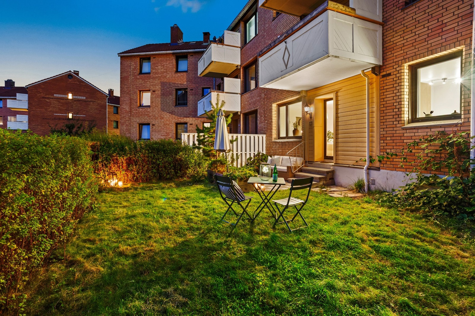 Grønn hage hvor du kan nyte deilig ettermiddags - og kveldssol Galleribilde