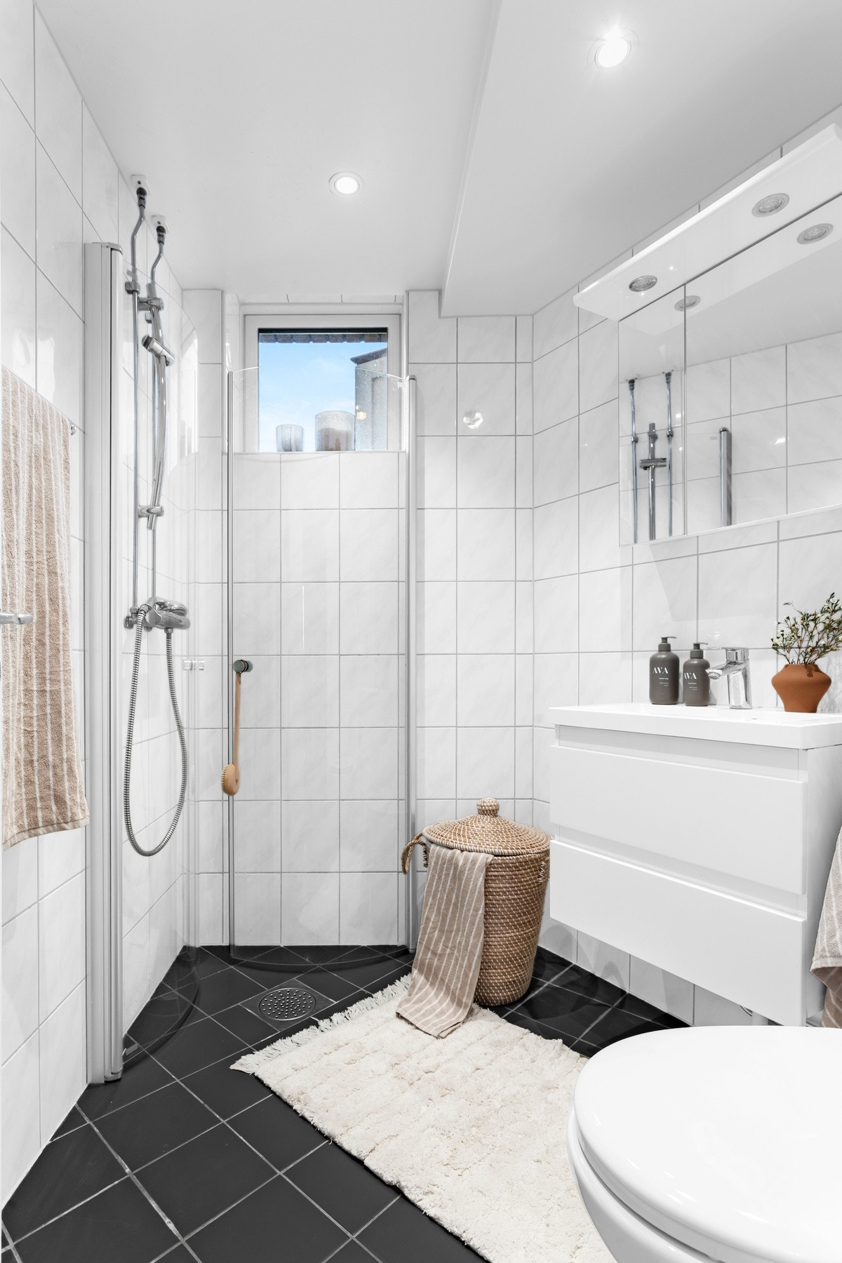 Det er varme i gulv og downlights i himling samt pent tidløst flisvalg Galleribilde