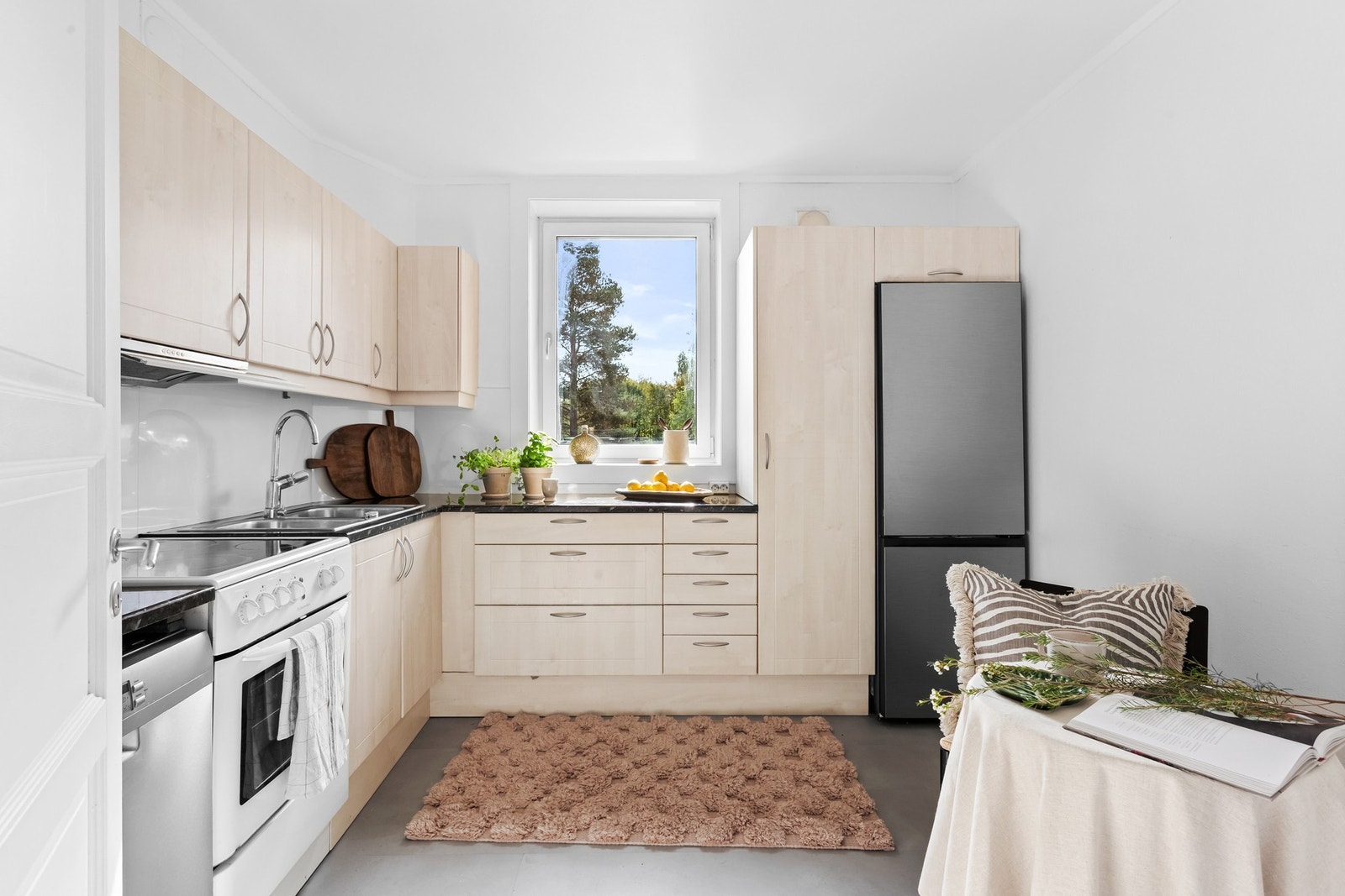 Av hvitevarer har du frittstående hvitevarer som komfyr med platetopp, oppvaskmaskin, vaskemaskin samt kjøl/fryseskap Galleribilde