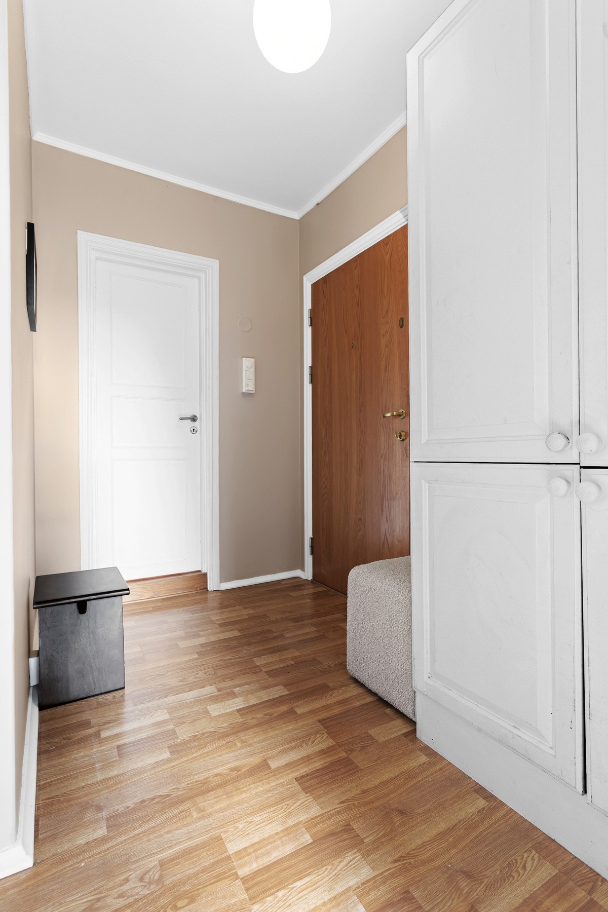 Garderobeskap i entré medfølger Galleribilde