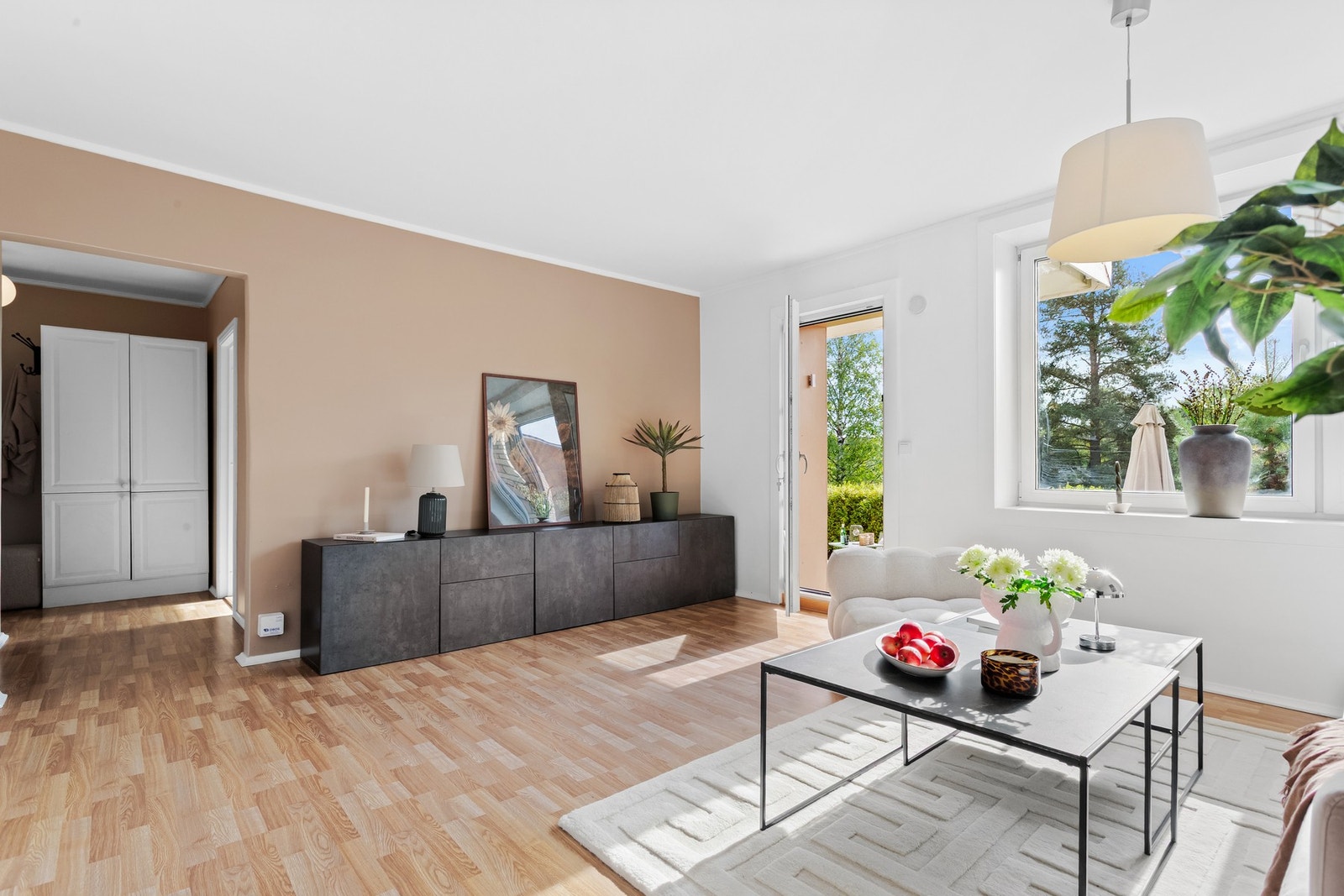 Godt med lysinnlsipp og utsikt mot uteplassen Galleribilde