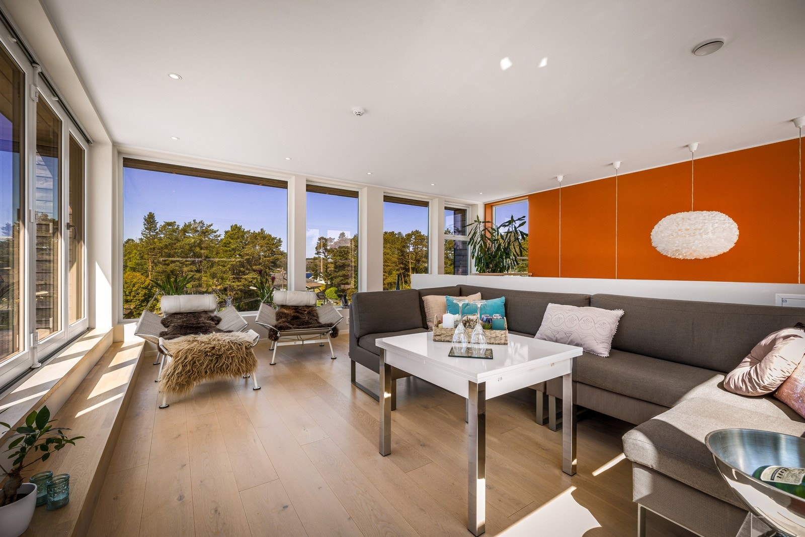 - Herlig plass for rekreasjon og sosialt samvær. Rommet har foldedør som gjør at man kan være ute, men inne hvis det blåser for mye fra nord -