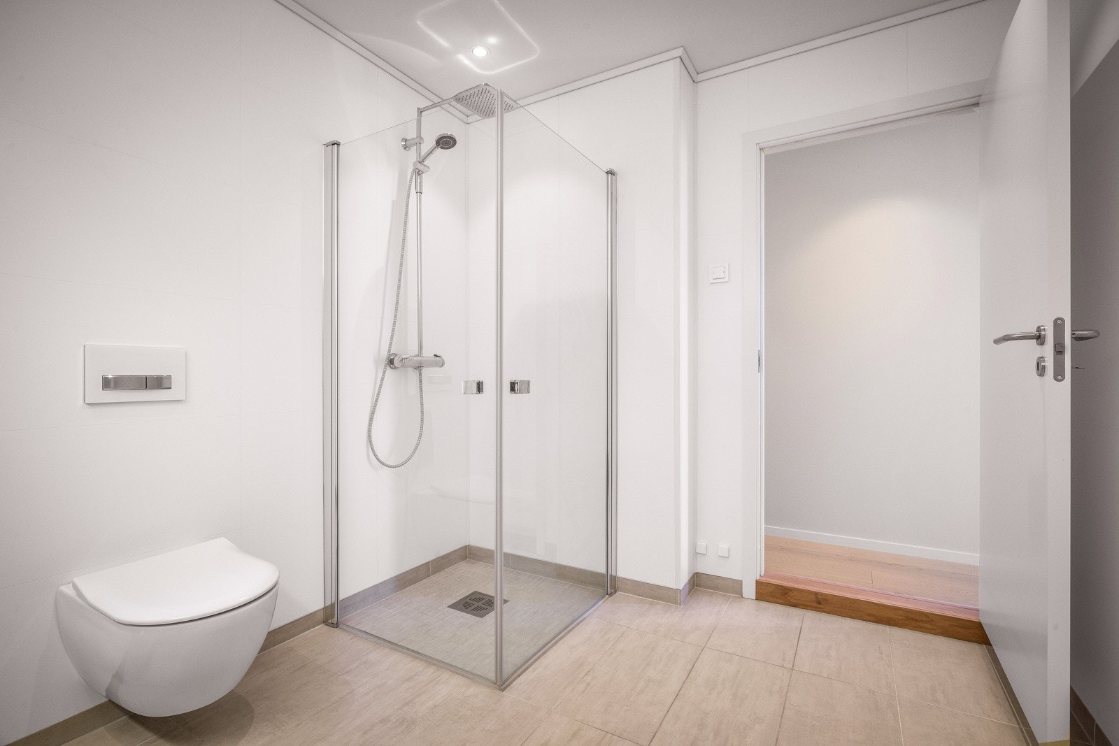 - Bad i 1.etasje med dusj og vegghengt wc -