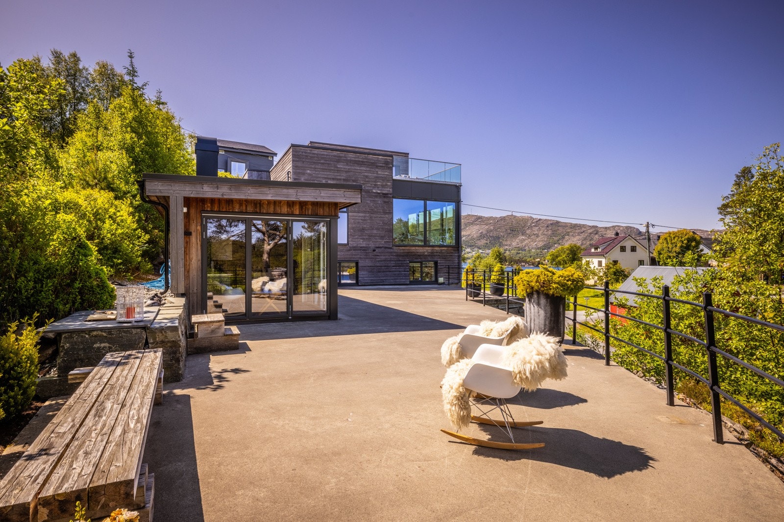 - Hagestue utført i Kebony innvendig og utvendig. To store foldedører og vedfyrt ovn/komfyr i &quot;high end&quot; kvalitet  -