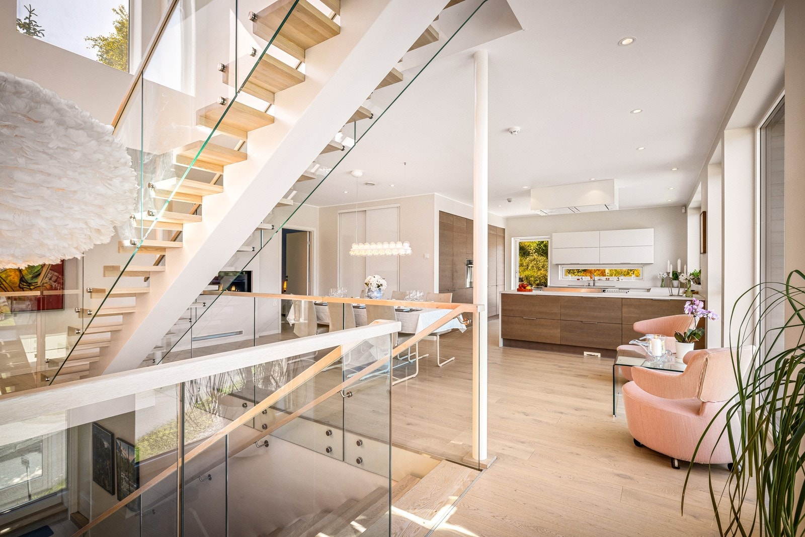 - Lekker 1- stavs parkett på gulv, store vindusflater -