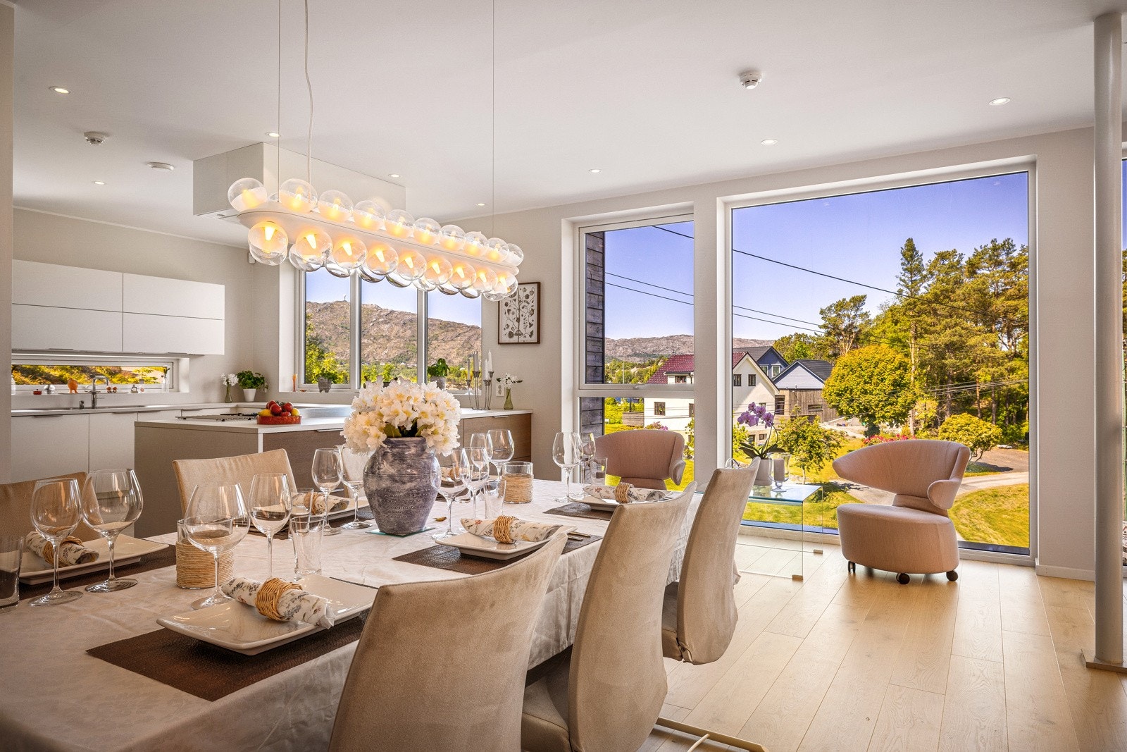 - Kjøkkenet med spiseplass er laget for at mange kan lage mat og spise sammen -