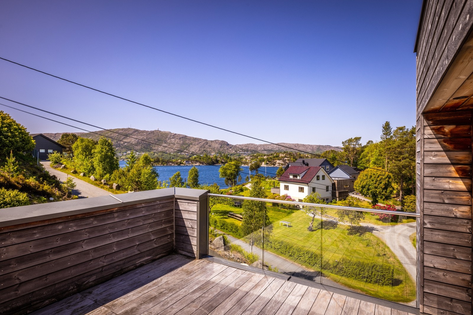 - Dekket består av Kebony som ligger på ekstrudert polystyren klosser, dette for at man enkelt skal komme til gulv og drenering under -