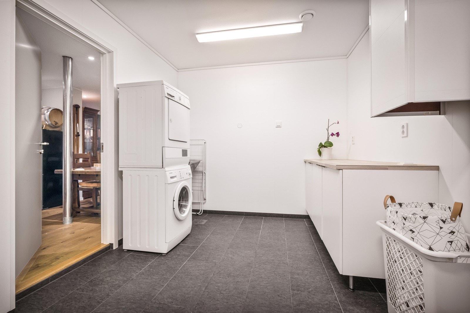 - Vaskerommet har samme konstruksjon som badet, 10,1 kvm. Benkeskap og benkeplate. Sjakt for skittentøy fra bad i etasjen over -