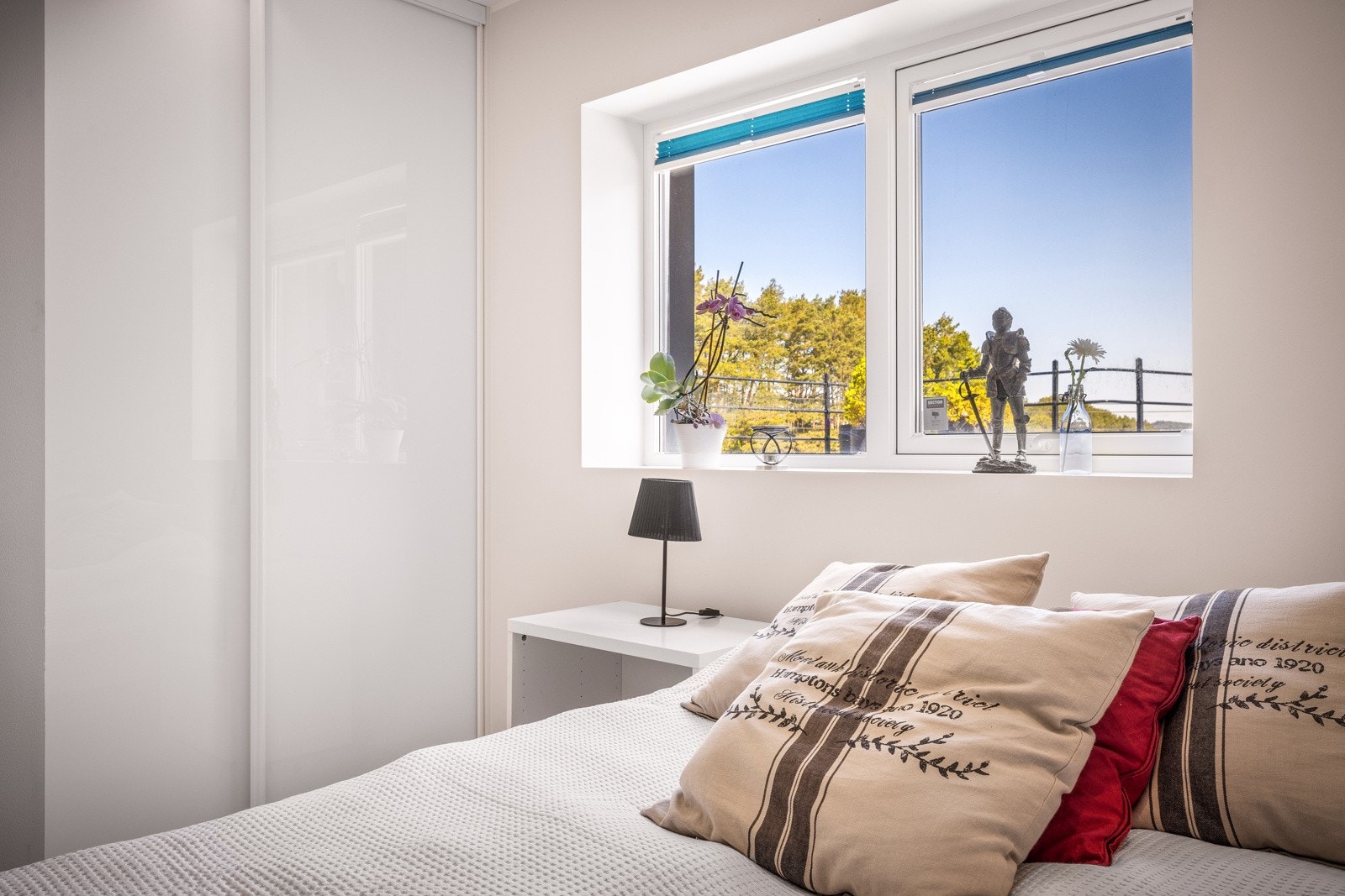 - De to største soverommene har skyvedørsgarderobe, mens det minste er brukt til gjesterom og treningsrom -