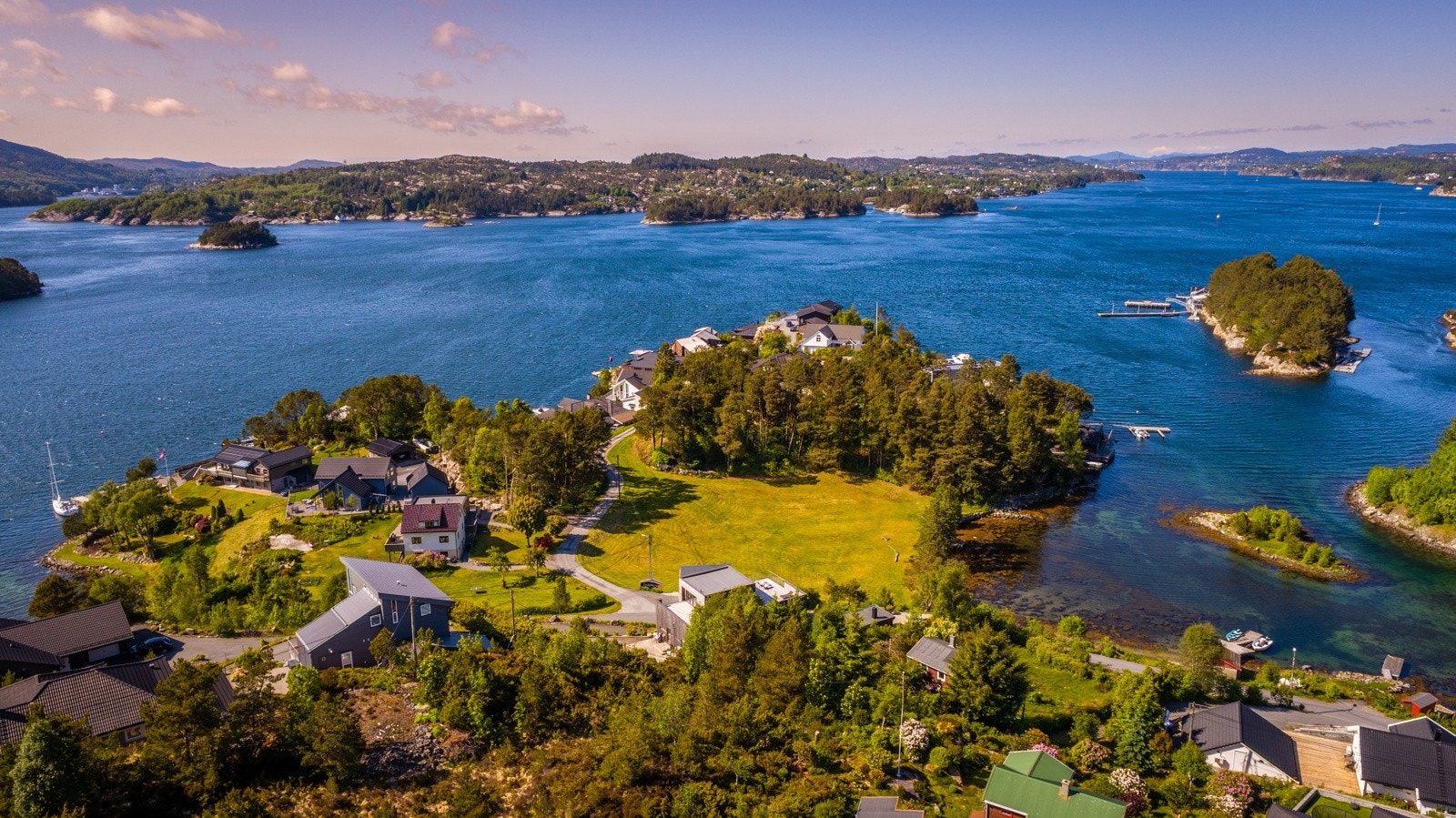 - Landlige og idylliske omgivelser, likevel kun 10 minutters kjøring til Vestkanten -