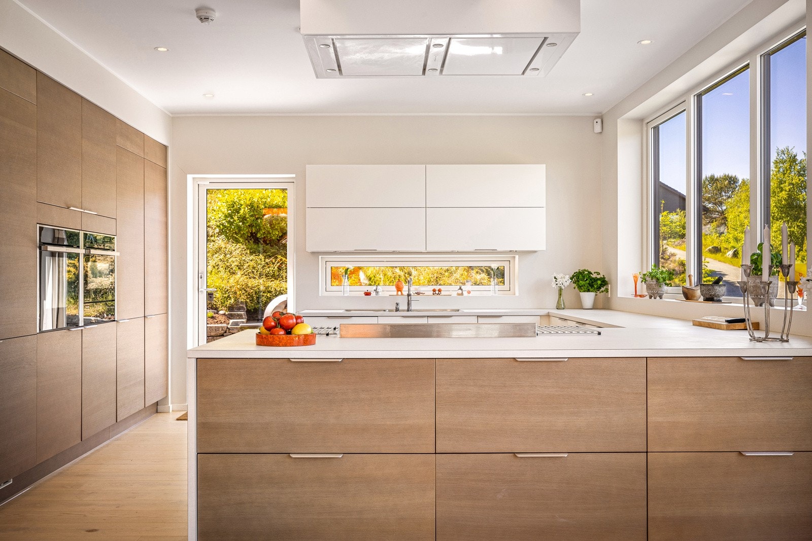 - Fra kjøkken er det utgang til platting, man kan kjøre varer til kjøkkendøren -