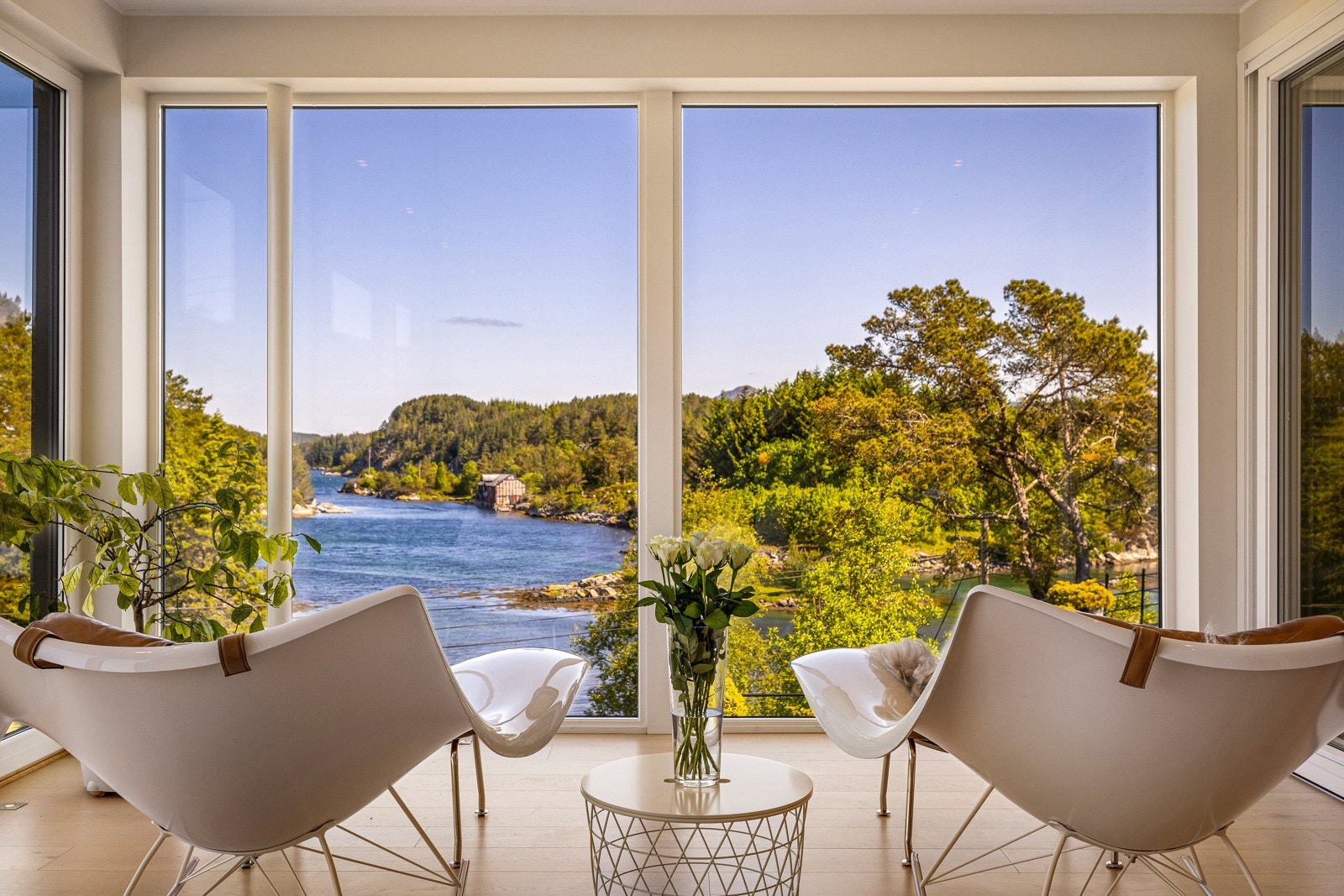 - Boligen har en unik beliggenhet få meter fra sjøen -