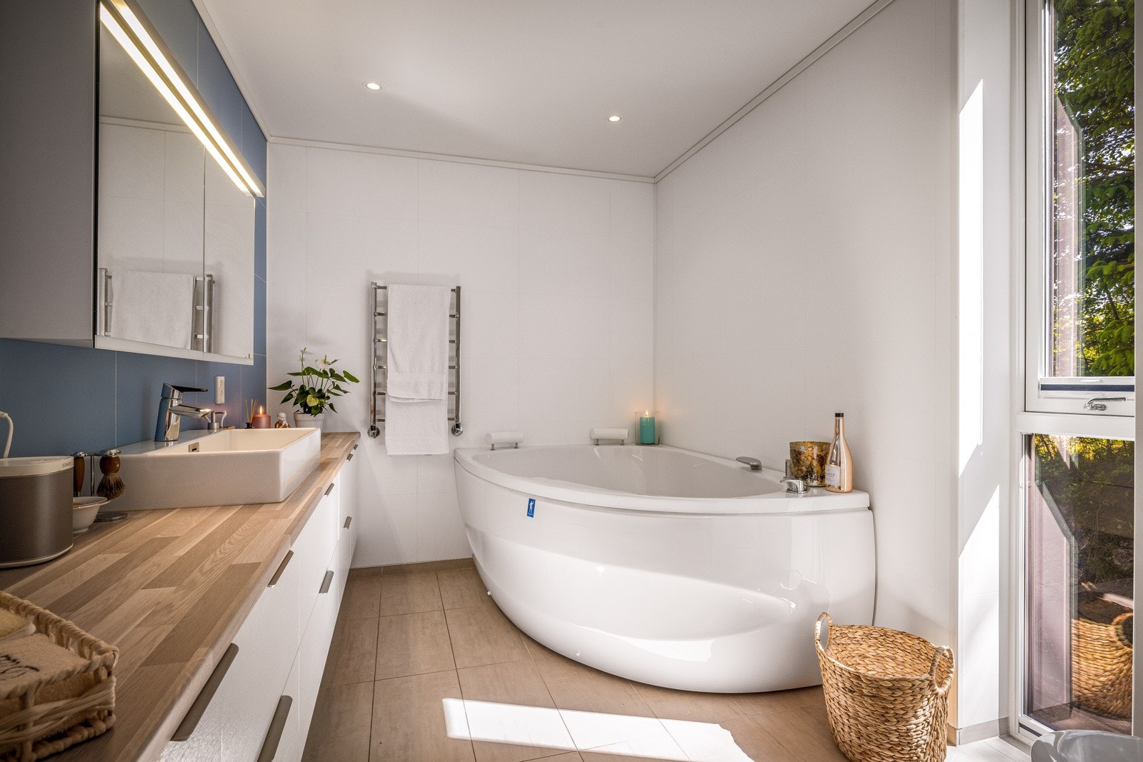 - Badet er 10, 3 kvm. Gulv med lyse fliser, vegger med baderomsplater. Vegghengt wc, hjørnebadekar, dusj, servant og baderomsmøbel -