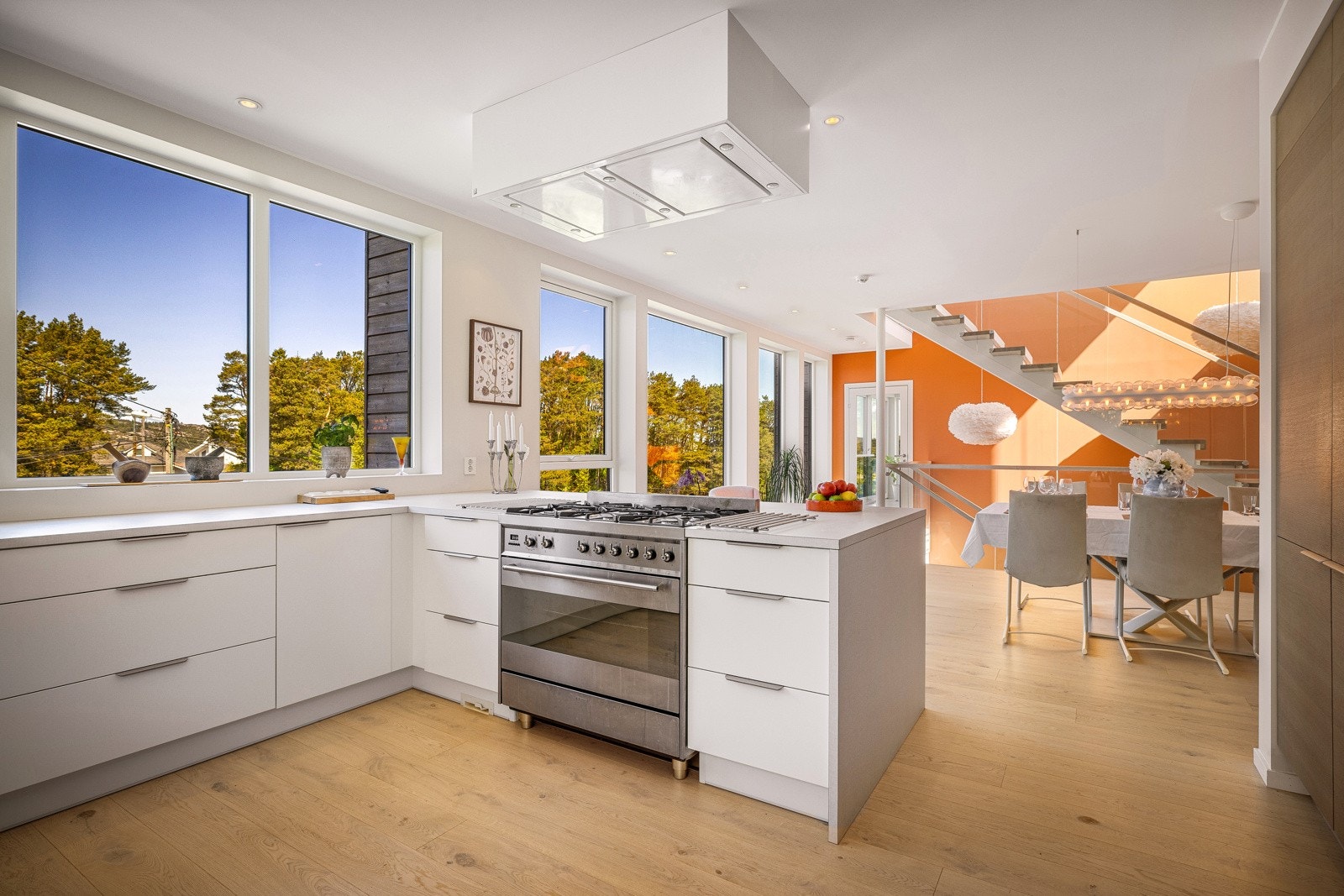 - Kjøkkeninnredning fra Fossline med lyse og mørke fronter -