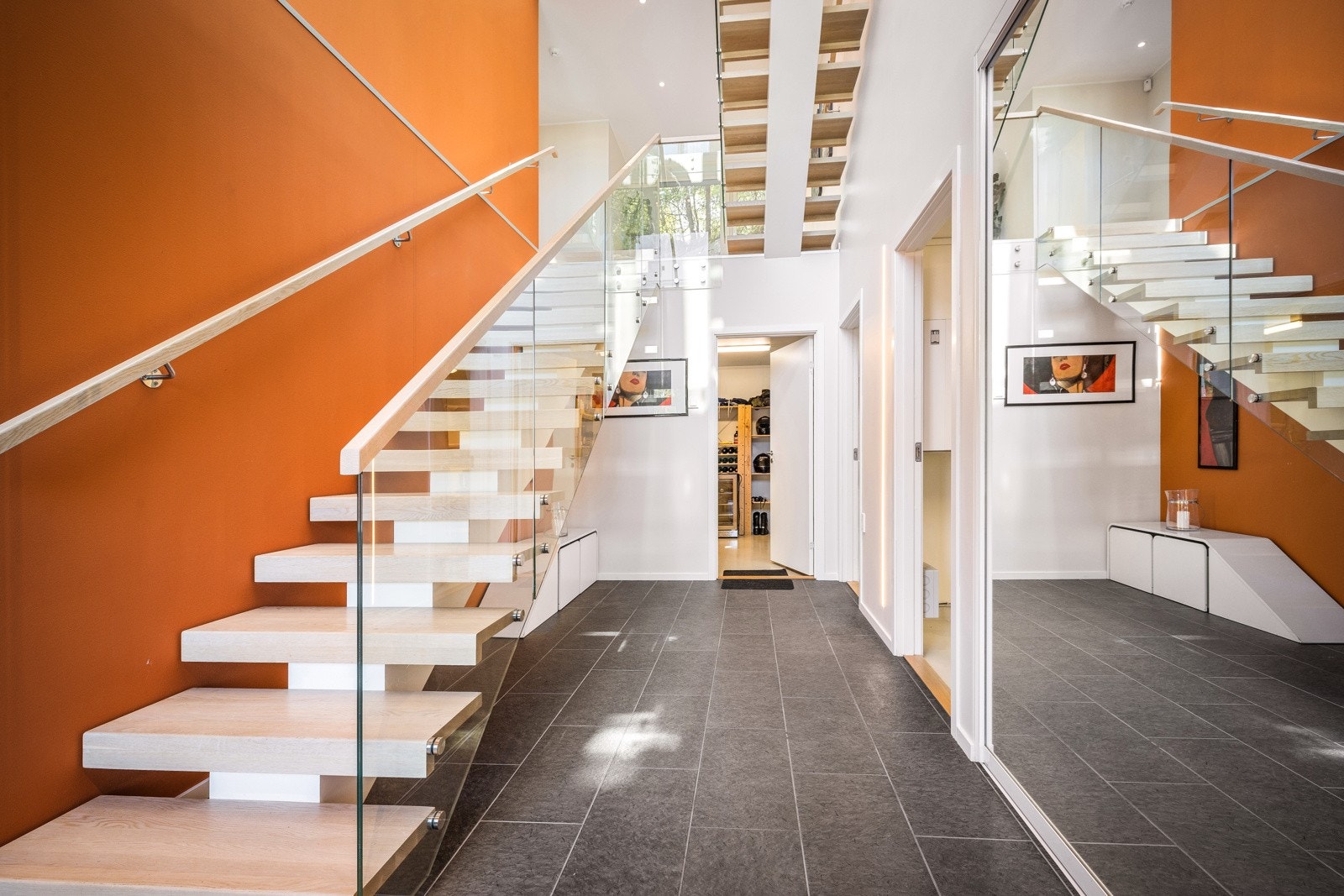 - Trapperommet er selve hjertet i huset og slipper inn lyset i alle etasjer -