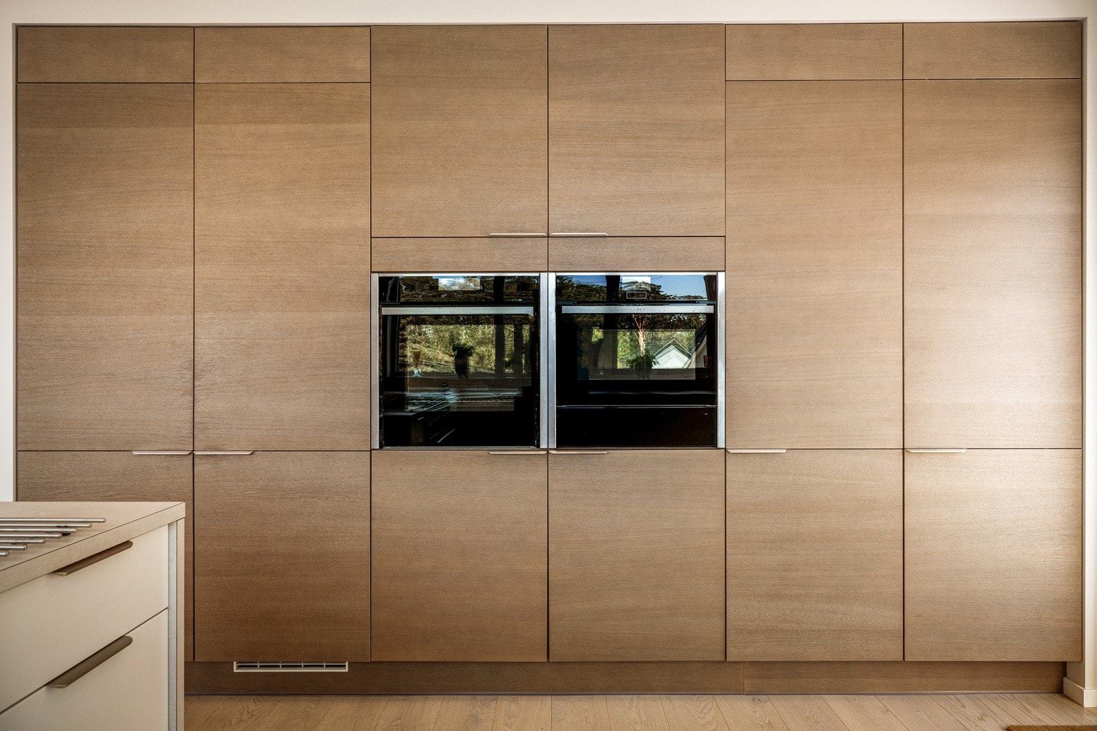 - Rikelig med skap og benkeplass på kjøkken -