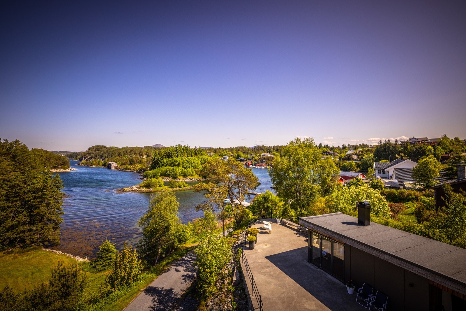 - Tomten er pent opparbeidet og nærmest vedlikeholdsfri -