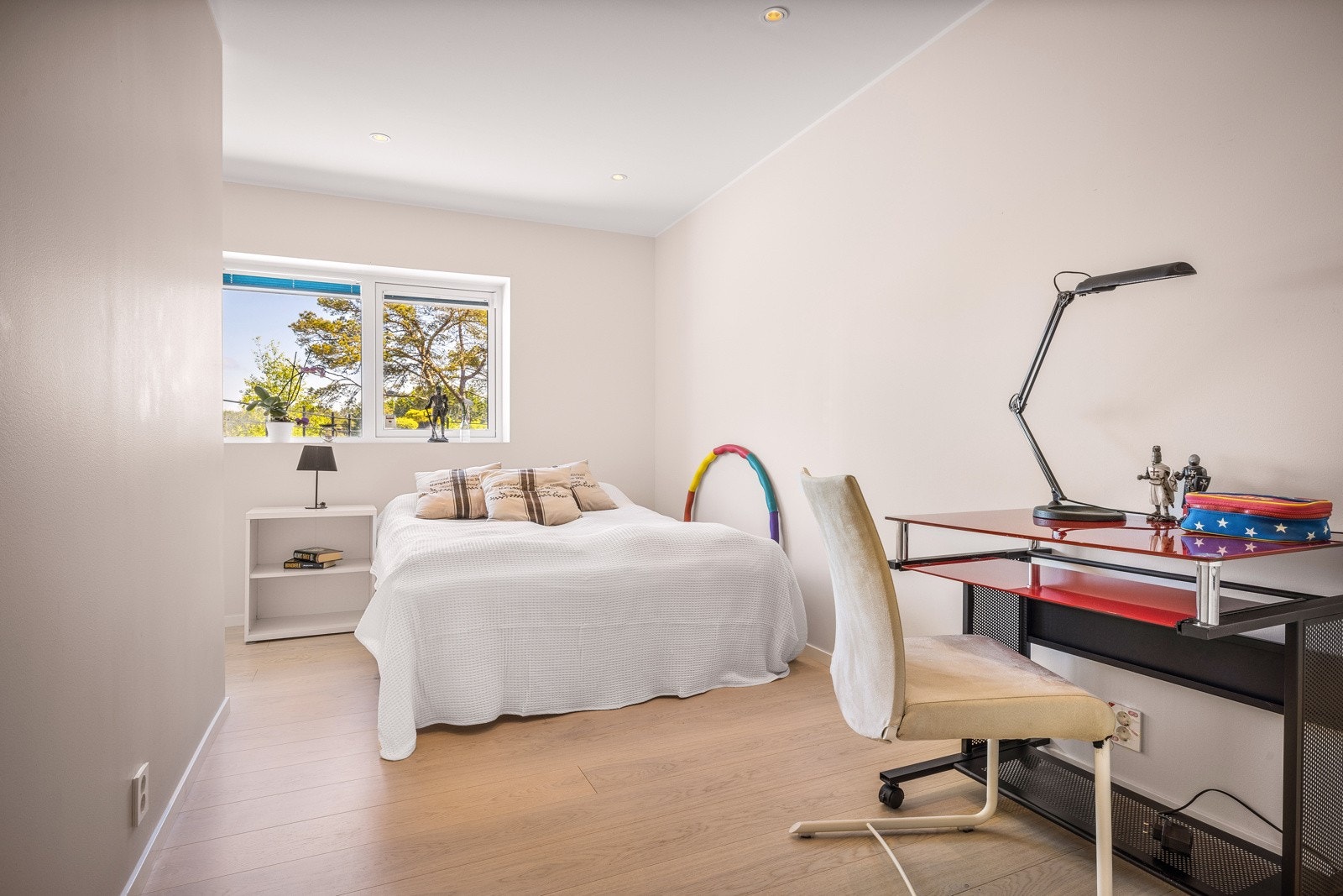 - Det er totalt tre soverom i boligens 1. etasje, disse er henholdsvis 11,8-16,9 og 13,2 kvm -