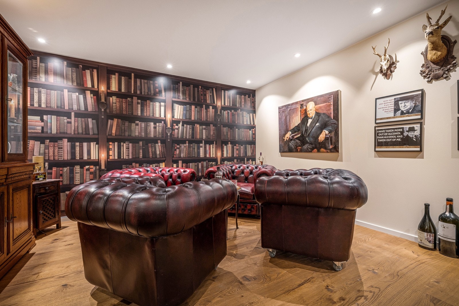 - Sosialt rom/hobbyrom. Her sitter man totalt skjermet fra verden utenfor og har et helt annet design enn boligen ellers -