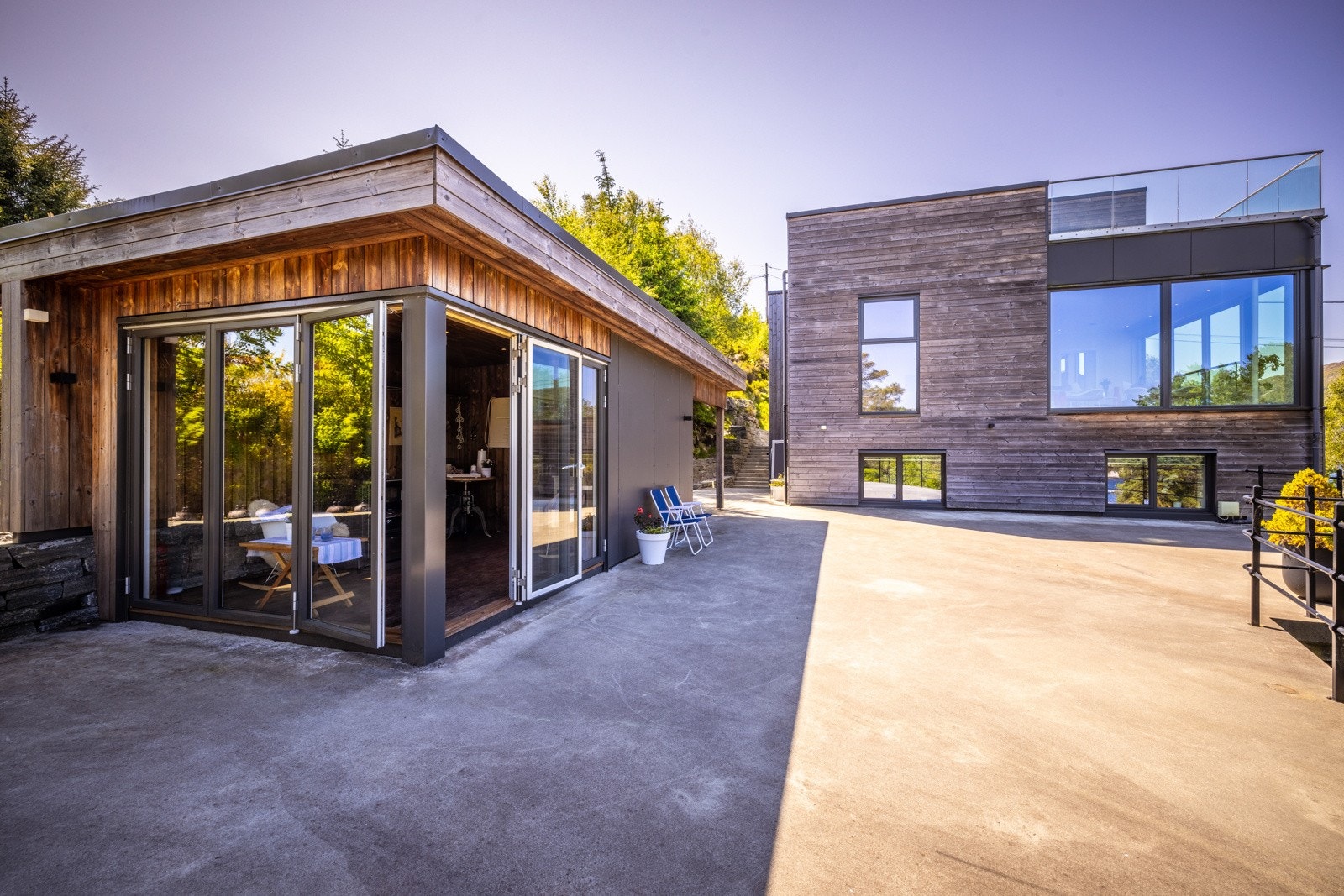 - Hagestue med innlagt strøm. Det er montert kjøleaggregat i redskapsboden og overskudssvarme ledes til hagestuen -