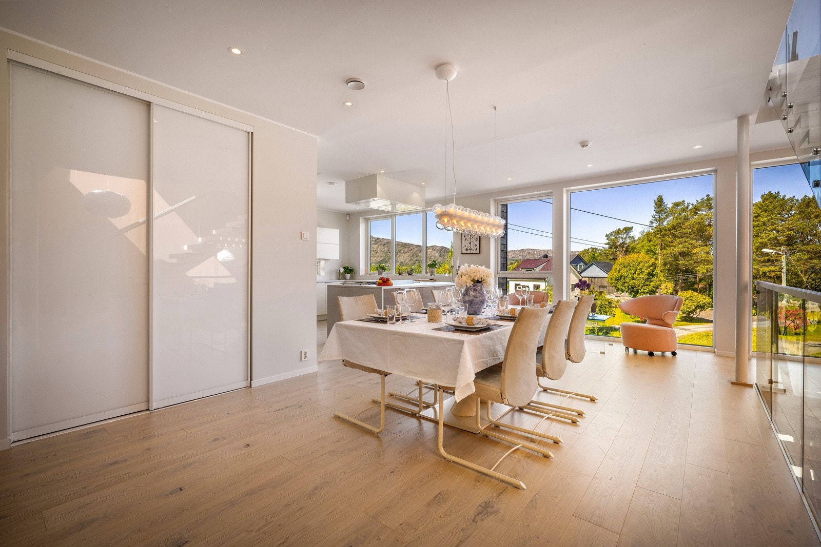 - Skyvedør til skap for oppbevaring av glass/kjøkken utstyr -