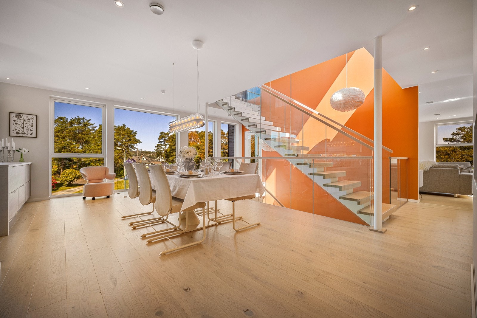 - Romslig spisestue tilknyttet kjøkken -