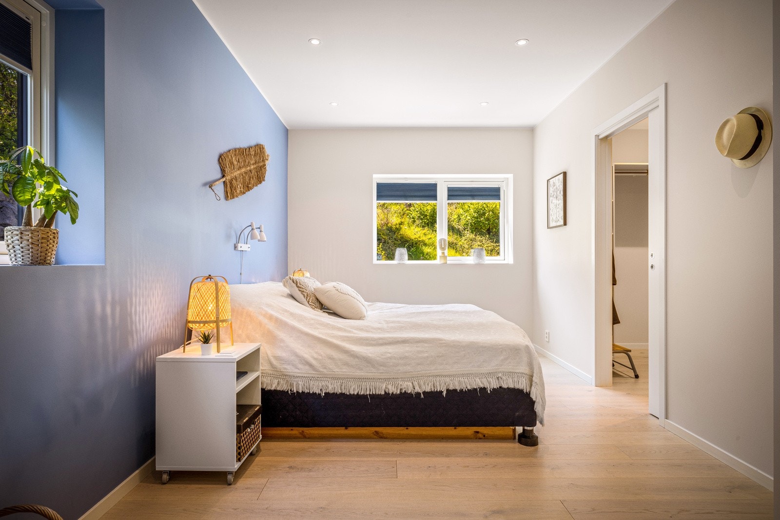 - Hovedsoverommet befinner seg i 2.etasje og har direkte adkomst til walk-in-closet samt eget bad -