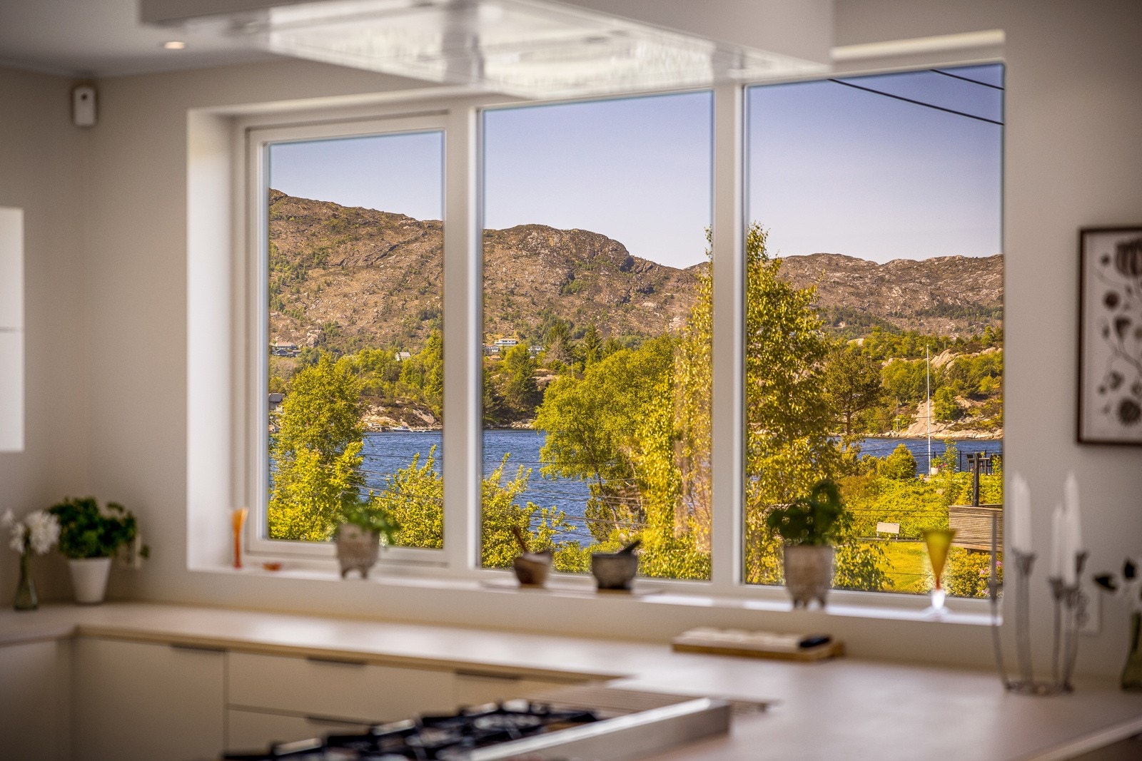 - Laminat benkeplate med nedsenket/underlimt dobbel oppvaskkum. Flott utsikt fra kjøkkenvindu -