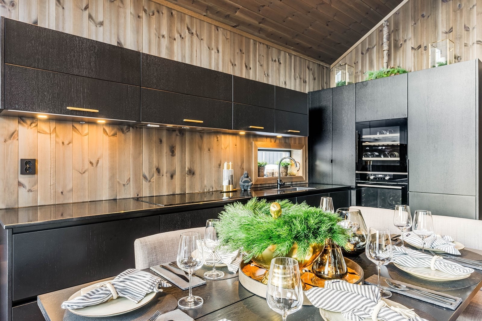 Lekkert kjøkken fra kvalitetsleverandøren Schmidt med integrerte hvitevarer som vinskap, stor induksjonstopp 90 cm., stekeovn, oppvaskmaskin og kjøleskap med fryser. Galleribilde