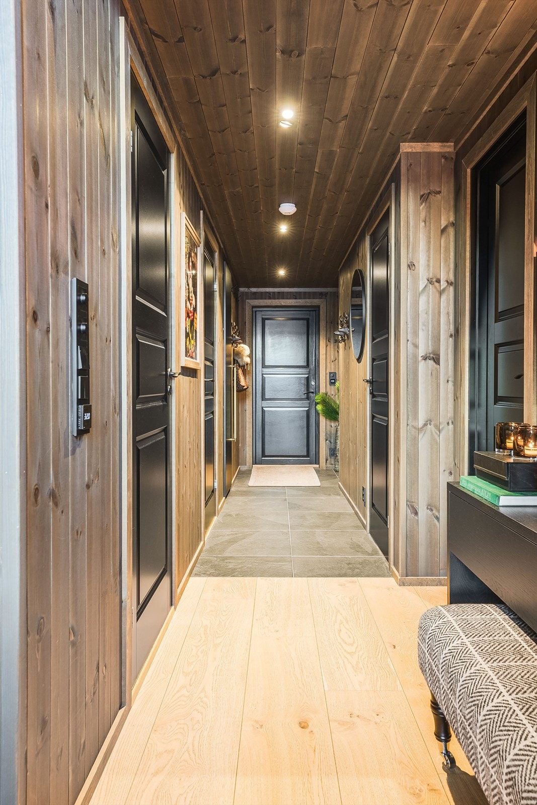 Entré/ gang - Hytta har til sammen tre soverom og hems med TV-stue og sengeplasser. Galleribilde