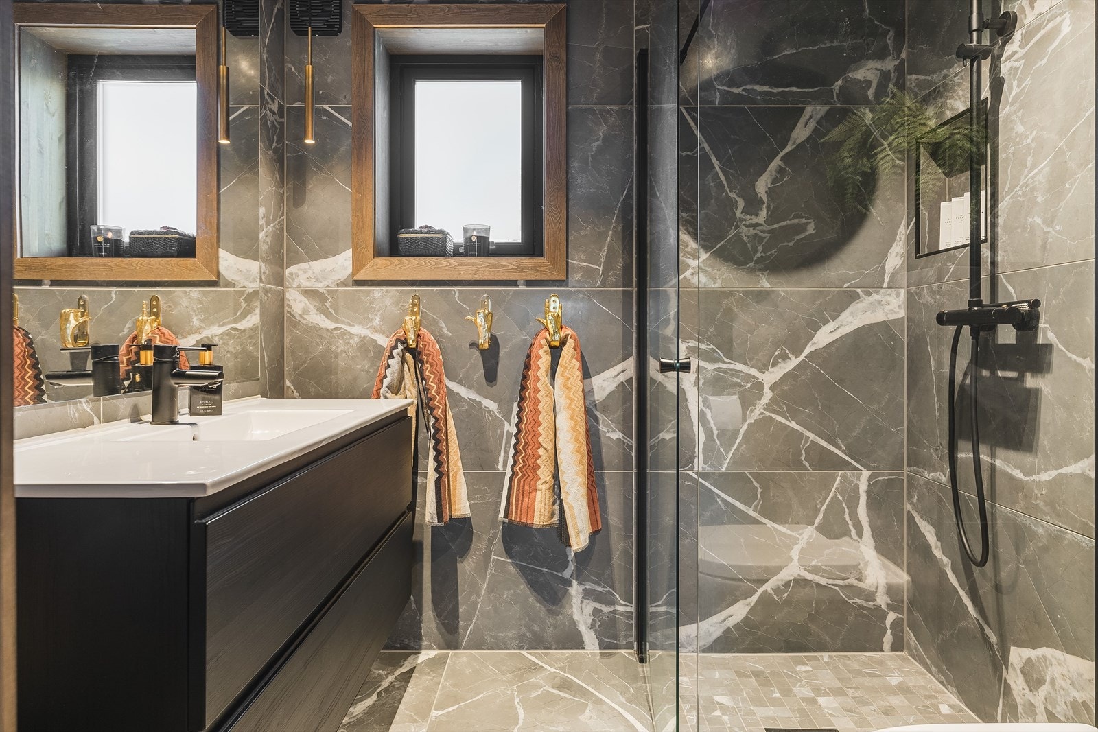 Moderne bad med elegante detaljer. Perfekt for dem som verdsetter stil og funksjonalitet i hverdagen. Galleribilde