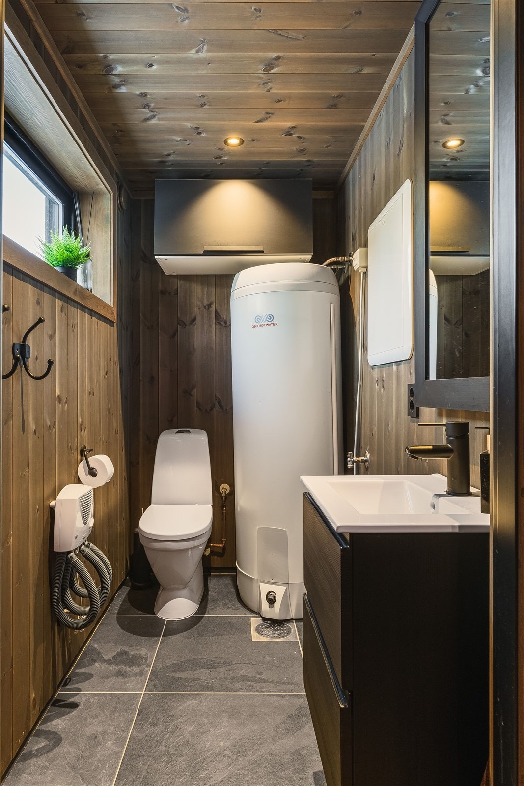 Praktisk toalettrom/ vaskerom med tørkemuligheter. Galleribilde