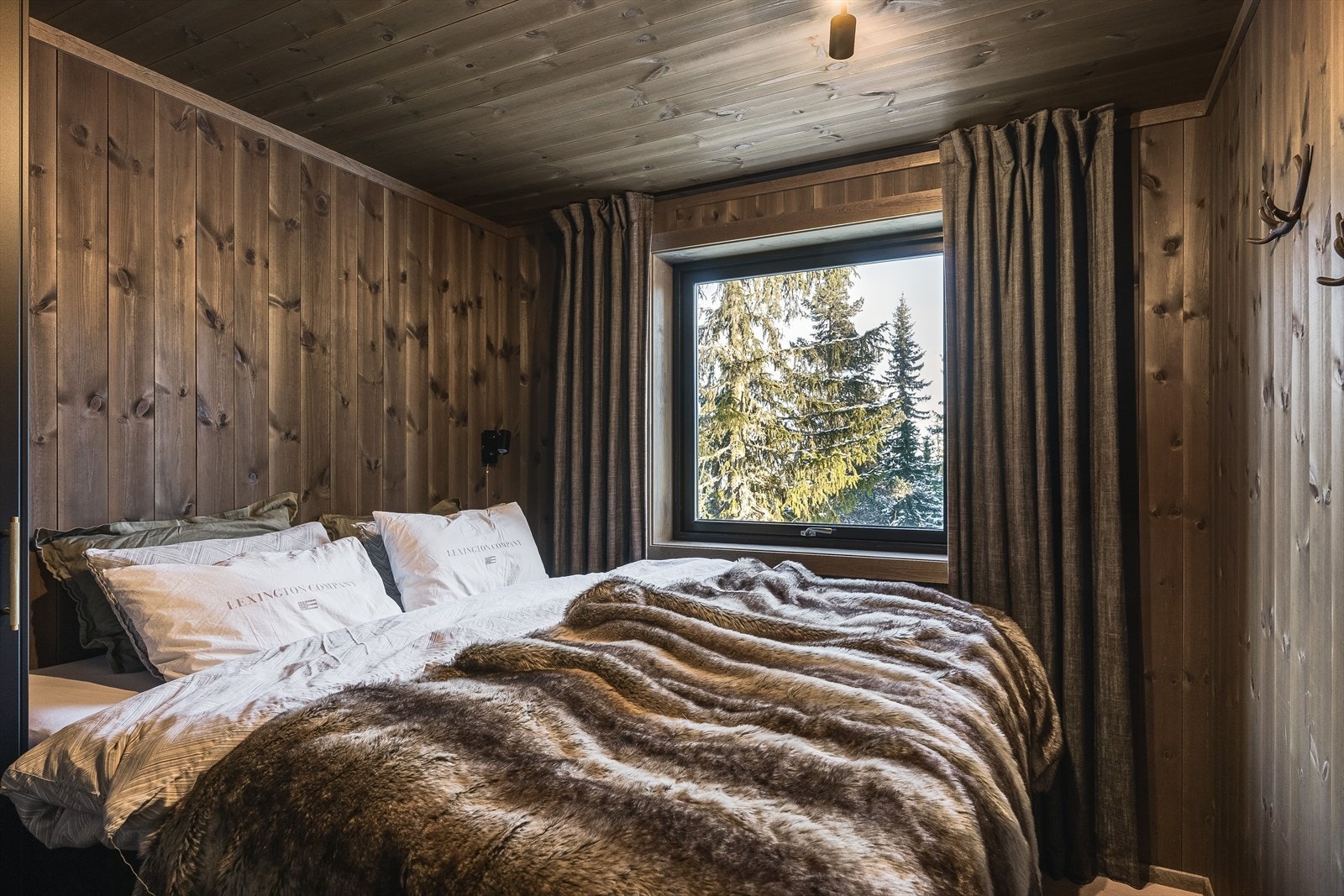 Koselig soverom med utsyn over naturskjønne omgivelser. Her er det en fredelig oase året rundt. Galleribilde