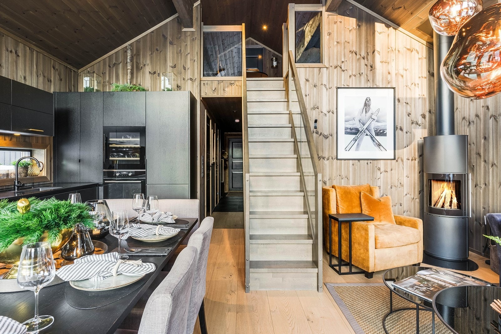 Moderne hytte med stilrent design og flotte detaljer. Hems med tv-stue og et rom med sengeplasser. Galleribilde