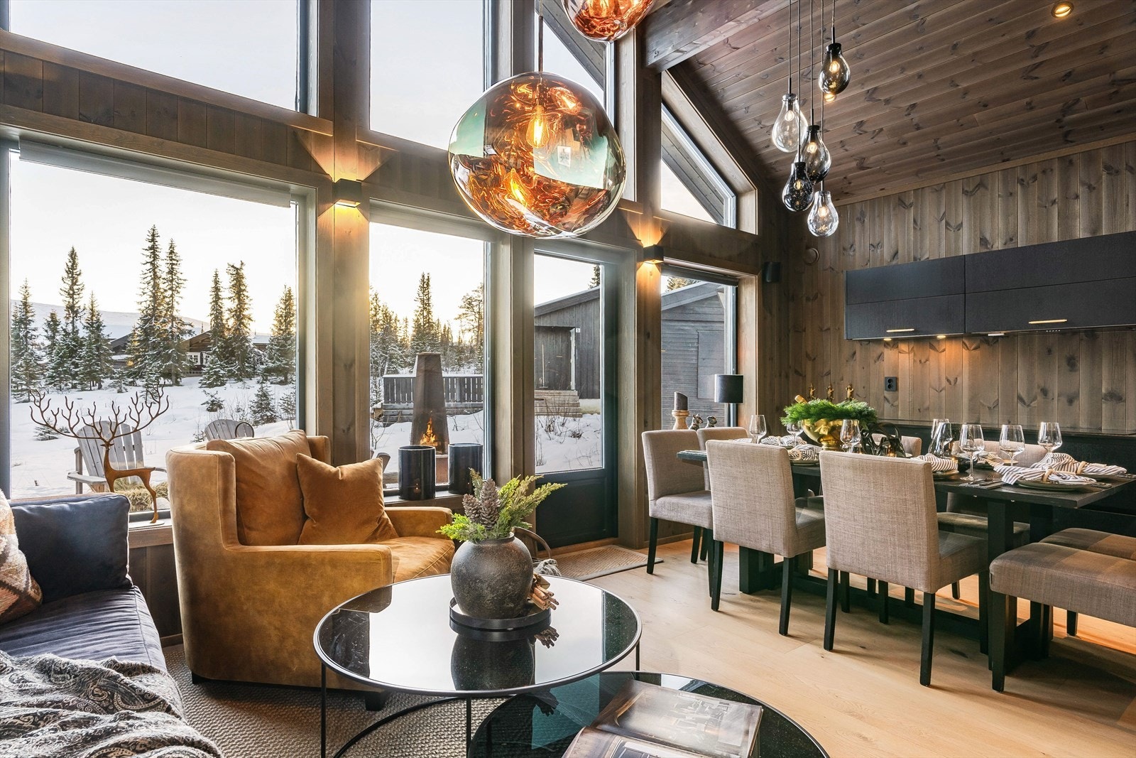 Stor, lys stue med fin utsikt over fjell og snødekte trær. Perfekt for avslapning og hyggelige stunder med familie og venner. Galleribilde