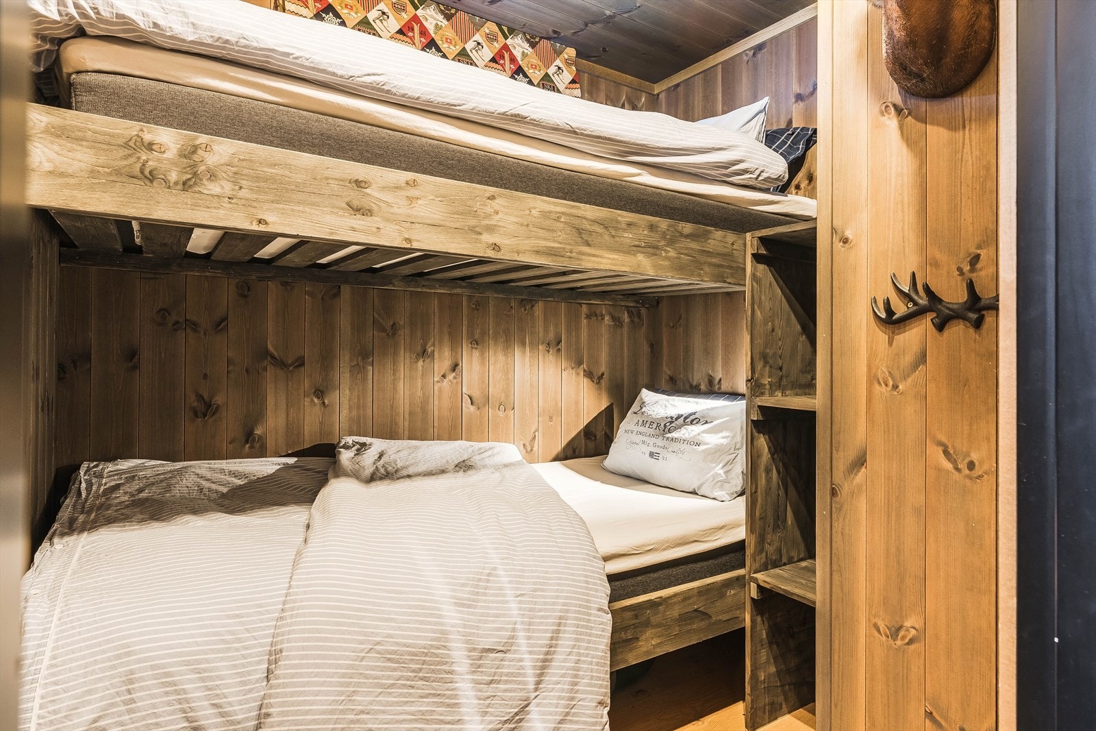 Soverom 3 - Koselig soverom med køyeseng. Her får du en lun hyttefølelse med optimal utnyttelse av rommet. Galleribilde