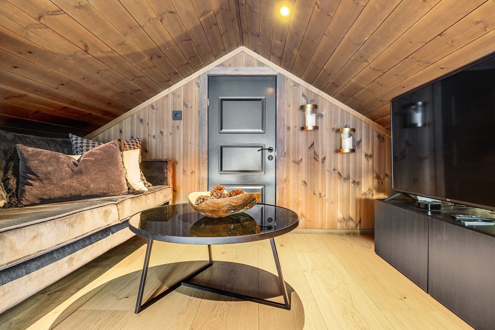 Koselig loftstue med plass til TV-krok. Galleribilde